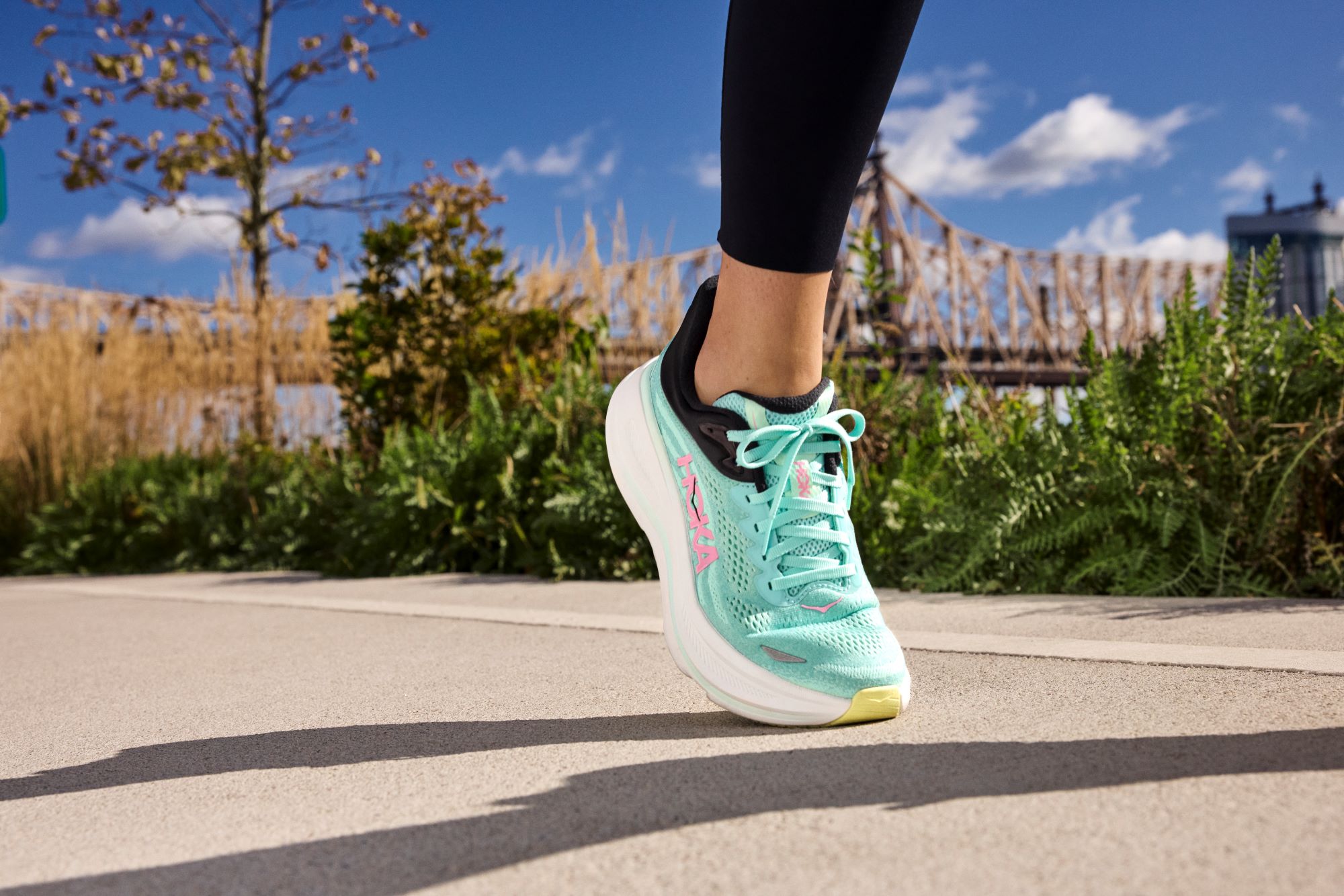 Detail van het mesh van de Hoka Bondi 9