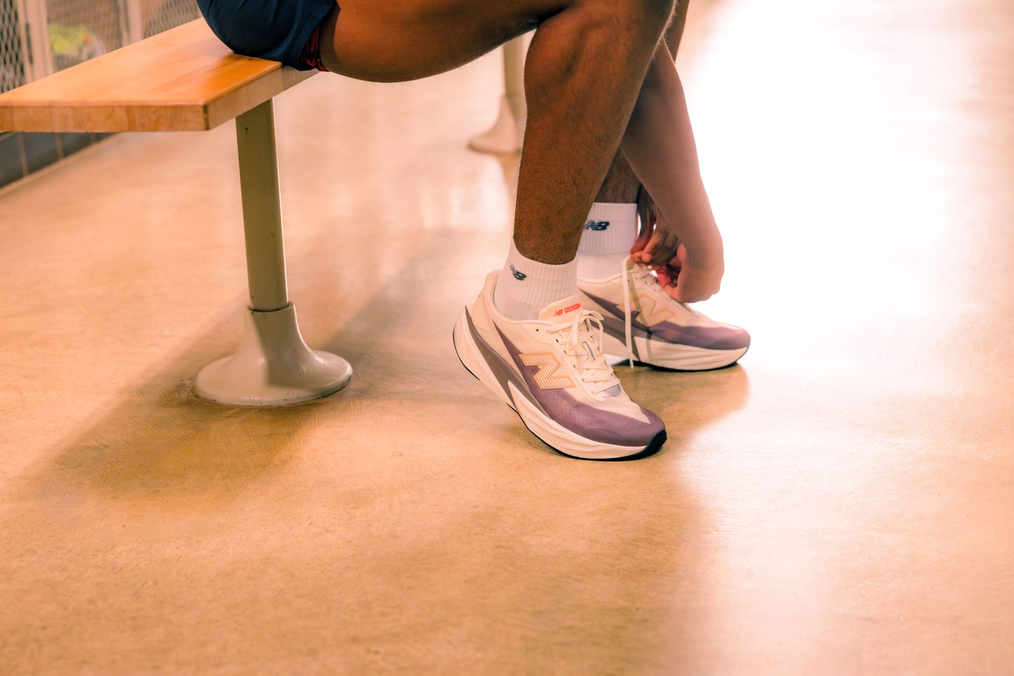 New Balance FuelCell Rebel v5 von der Seite