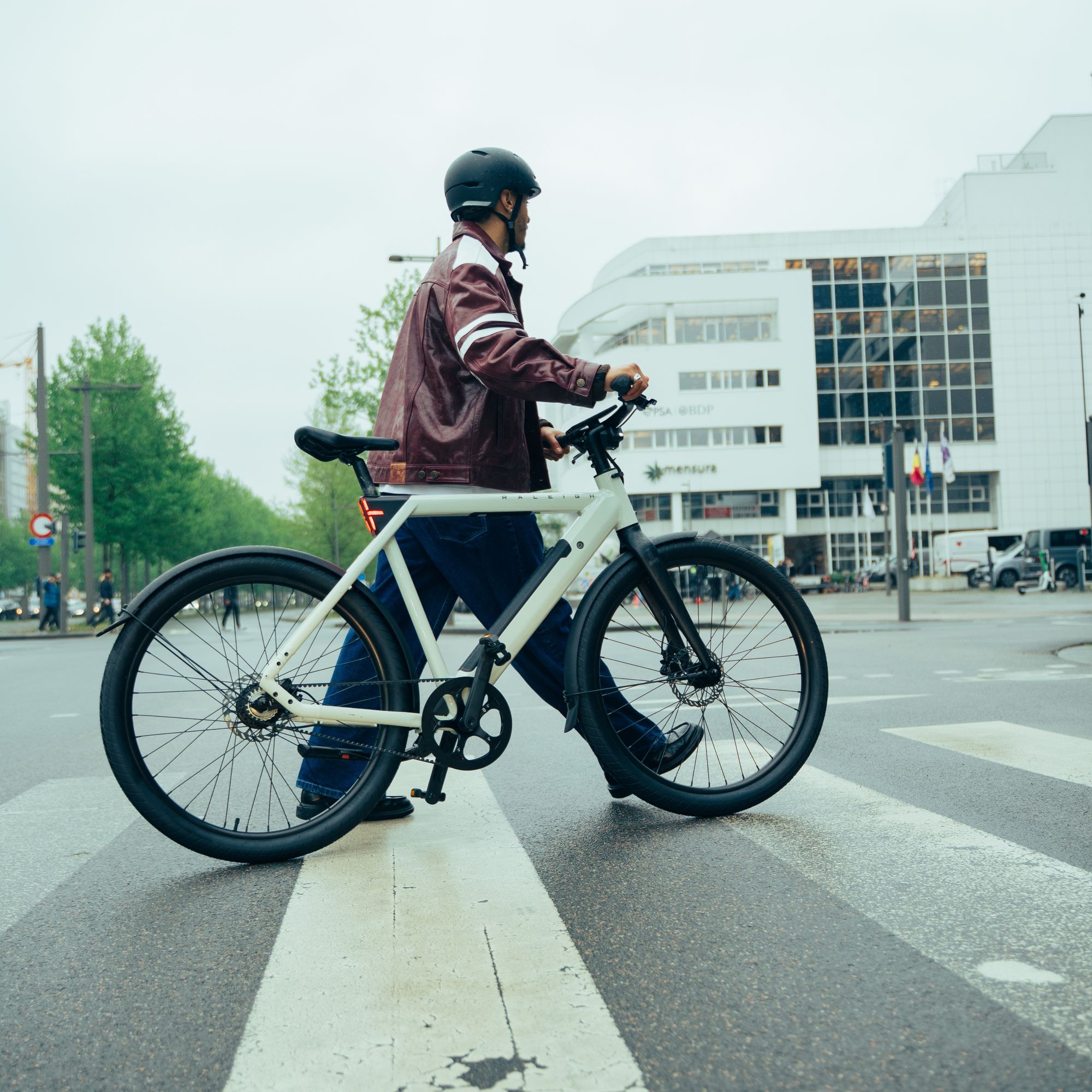 Cycliste urbain avec le Raleigh ONE